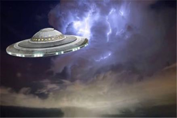 中国击落ufo抓到两个外星人是真的吗？