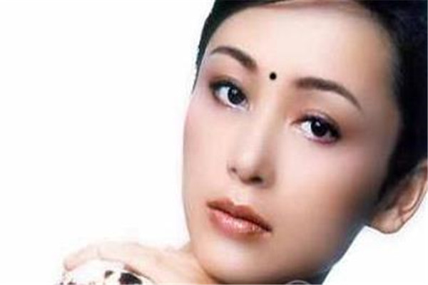 女性眼睛周围痣图解