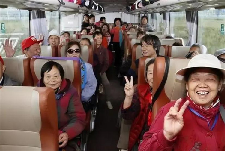 老年旅行团那么便宜靠着什么来赚钱？（旅行团黑幕）