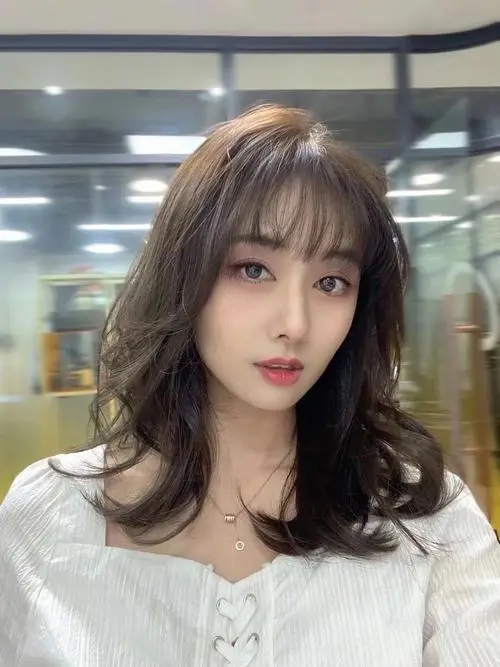 中长发卷发发型图片女减龄2023