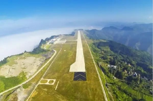 中国唯一建在悬崖和深沟的河池机场的修建原因