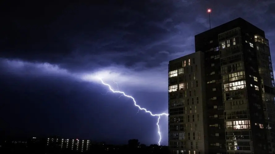 为什么有时候下雨打雷?有危害吗
