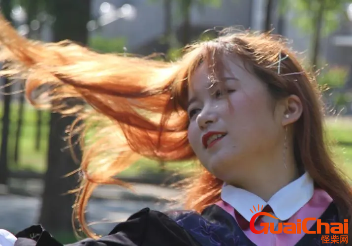让青春吹动了你的长发是什么歌曲名字？让青春吹动了你的长发是谁唱的歌？
