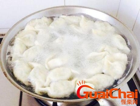 速冻饺子冷水下锅还是热水下锅多久？速冻饺子冷水下锅还是热水下锅煮多久