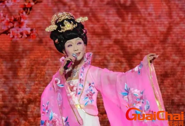 从乞丐到贵妃的李玉刚-如今成中国骄傲